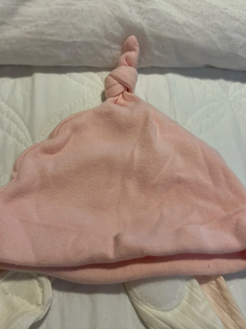 Source Unknown Baby Bibs and Hat in Pink, Cream